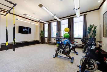 Fitness studio with personalized e-trainer